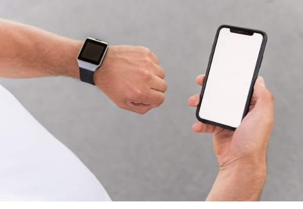 Homem verificando o seu relógio e pensando entre Apple Watch 3 vs SE