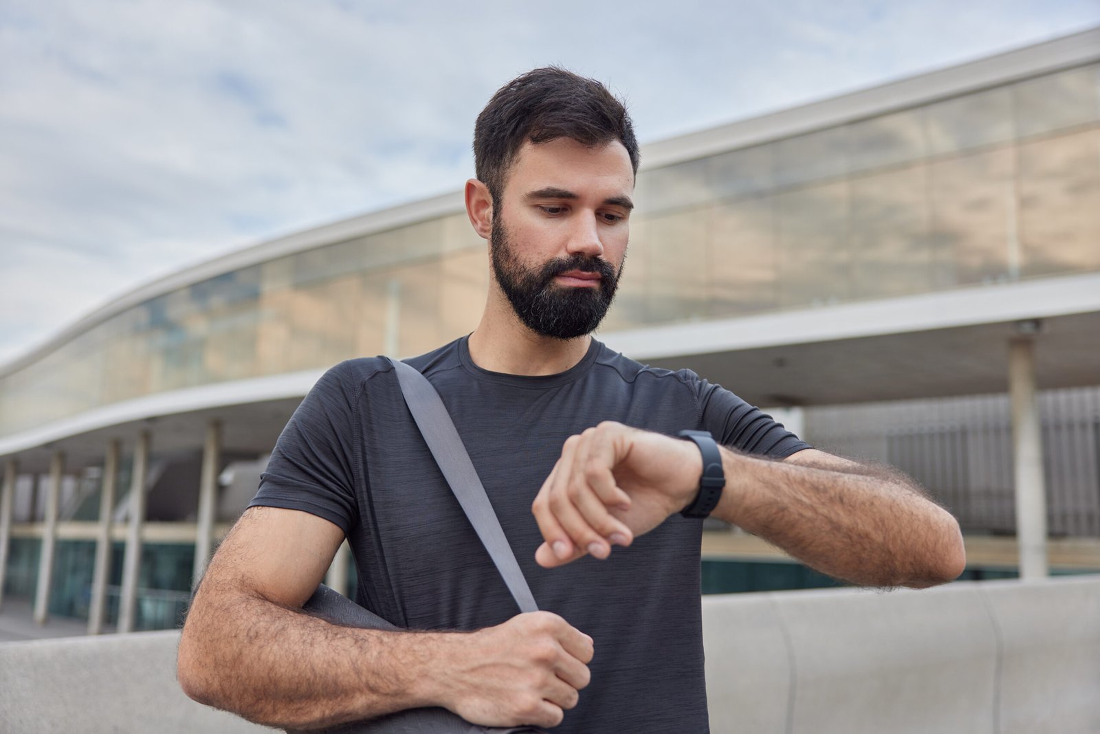 Homem olhando seu Smartwatch custo-benefício