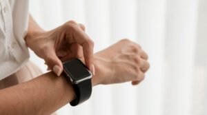 Mão feminina configurando smartwatch